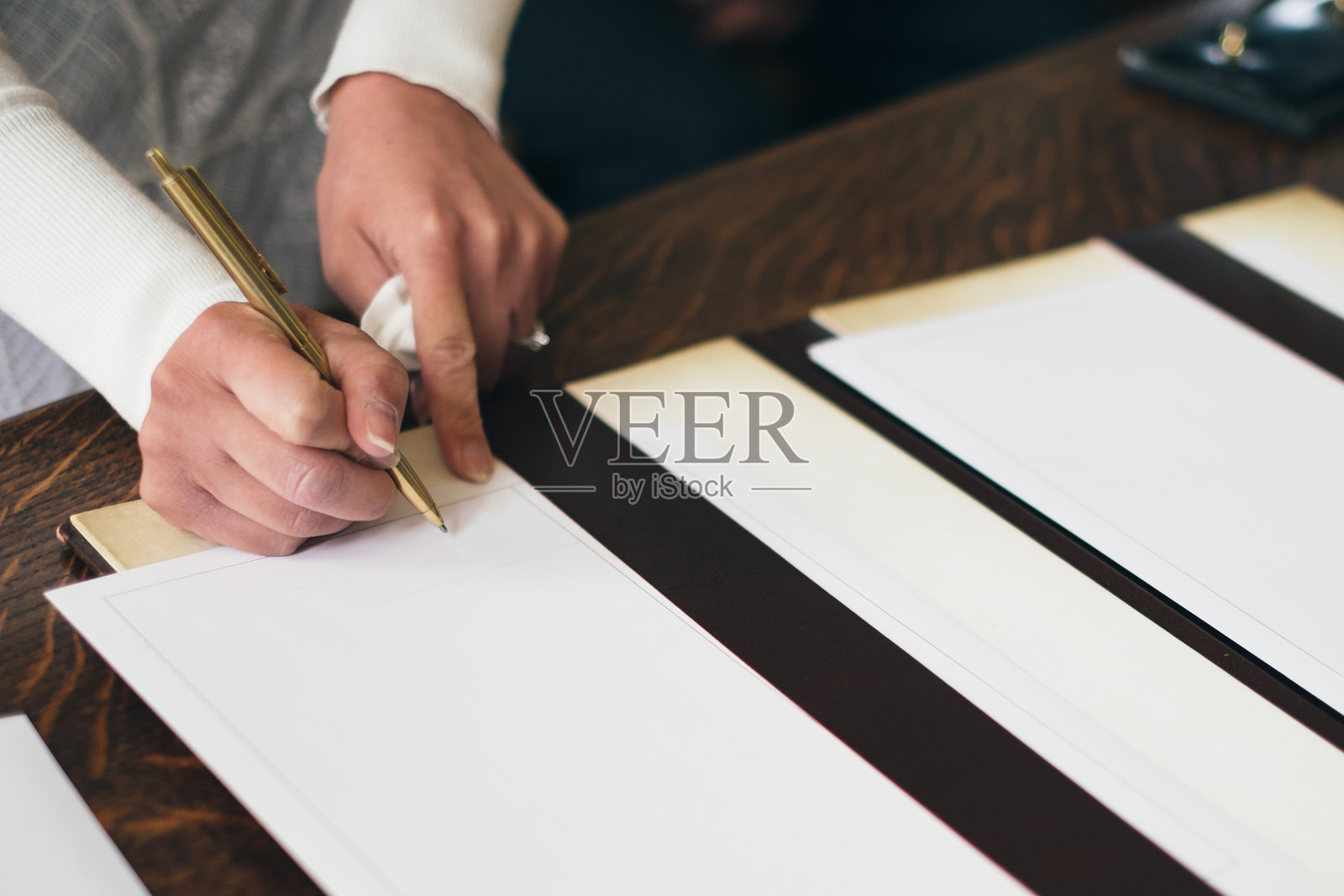 签署文件的人照片摄影图片