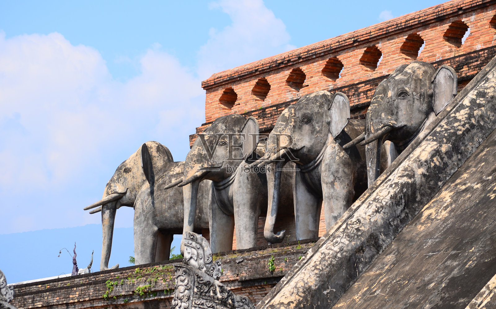 佛塔上的大象雕像照片摄影图片