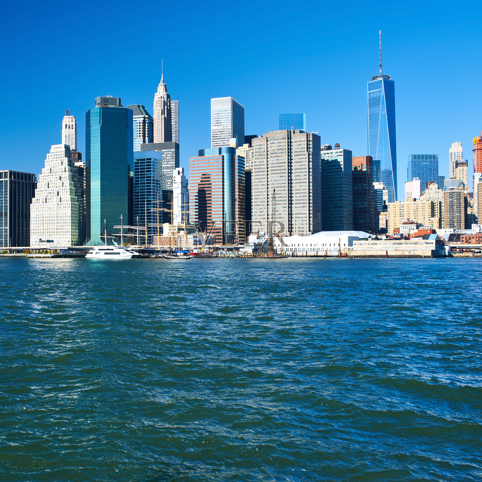 从布鲁克林俯瞰曼哈顿下城的天际线照片摄影图片