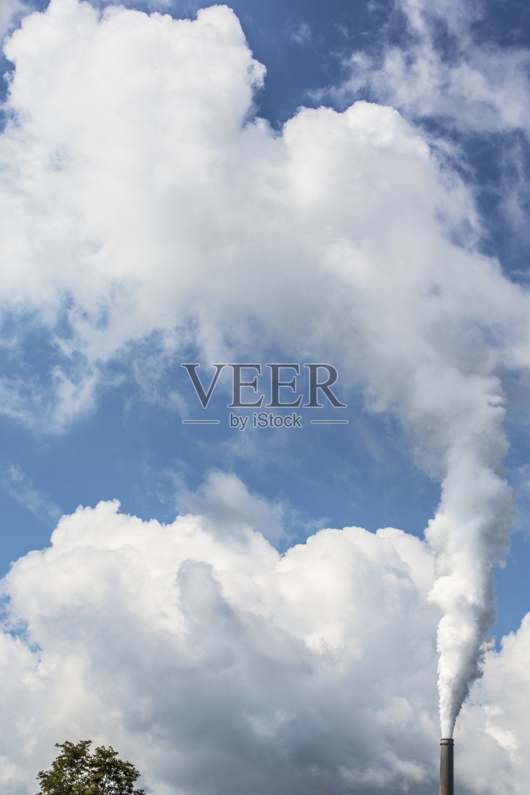 煤电厂烟囱冒出白烟照片摄影图片