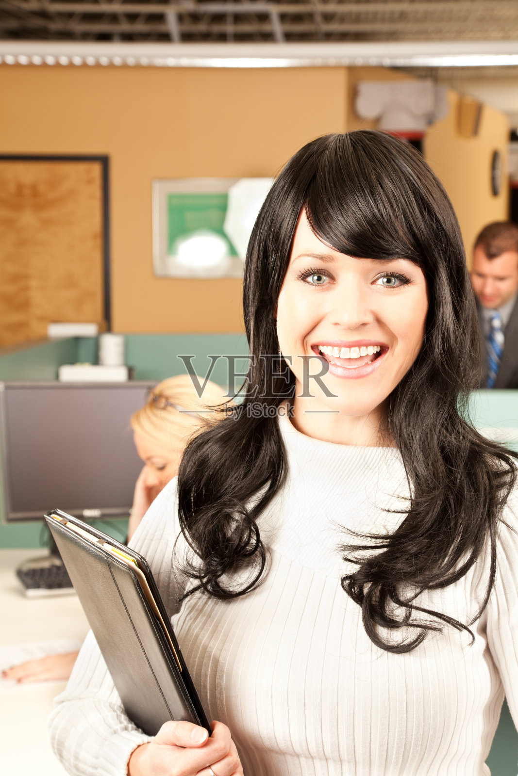 微笑的商务女性在她的办公室和同事照片摄影图片