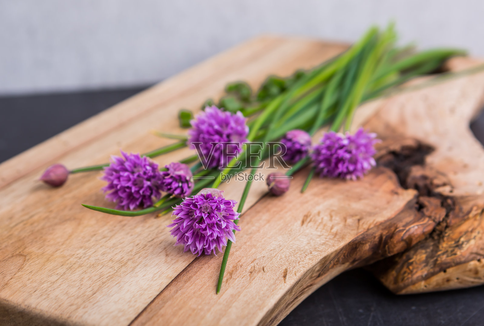 木桌上放着几束鲜香葱照片摄影图片