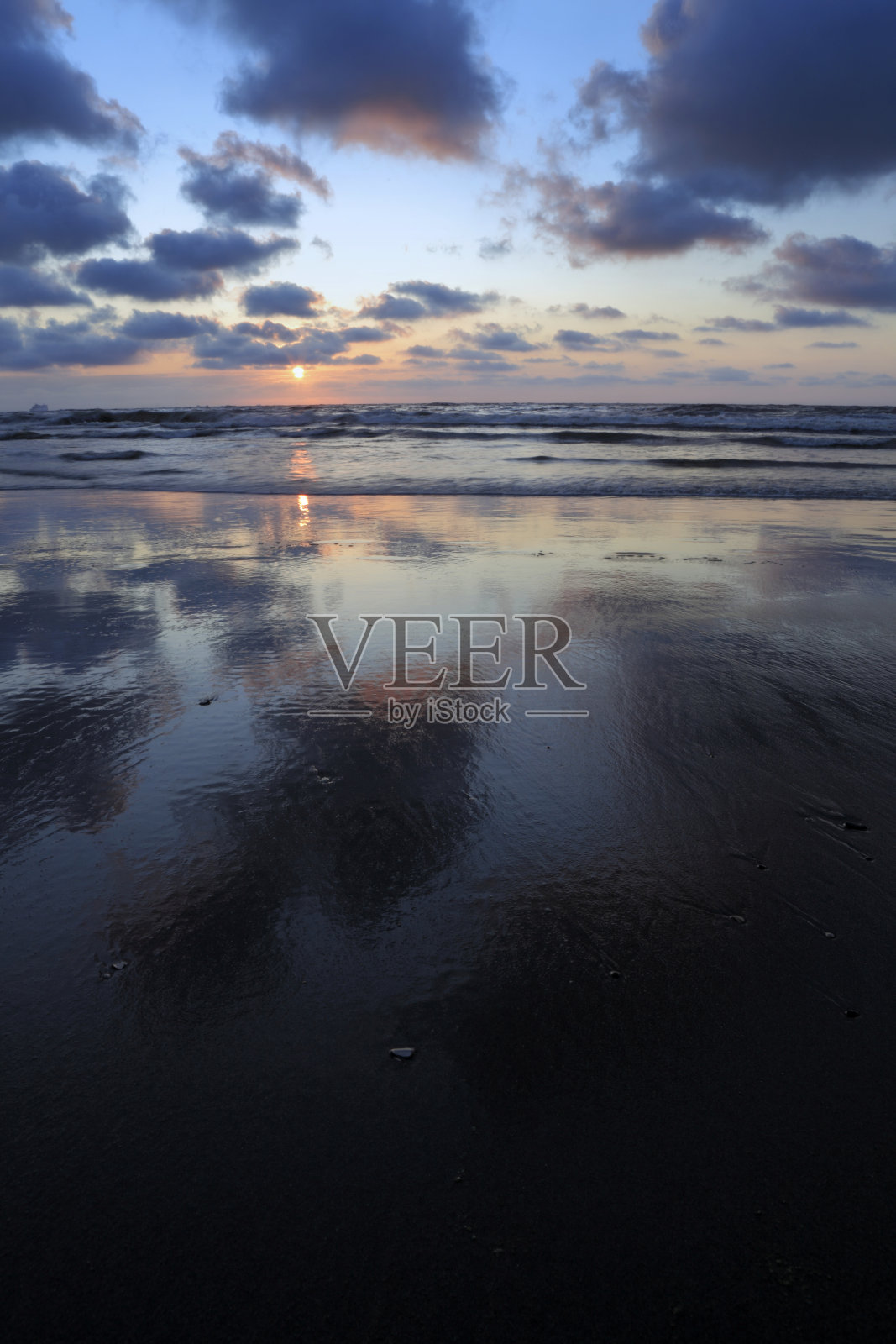 忧郁的天空和水中的倒影照片摄影图片