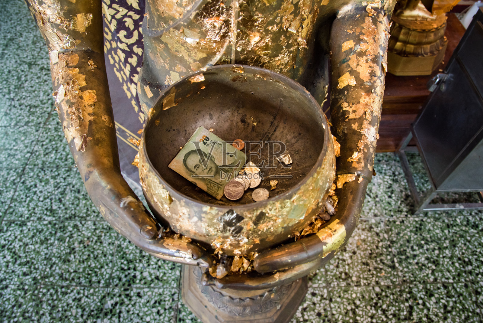 泰国，大城府——2017年3月12日:泰国，大城府，拿弗拉摩寺的金佛雕像照片摄影图片