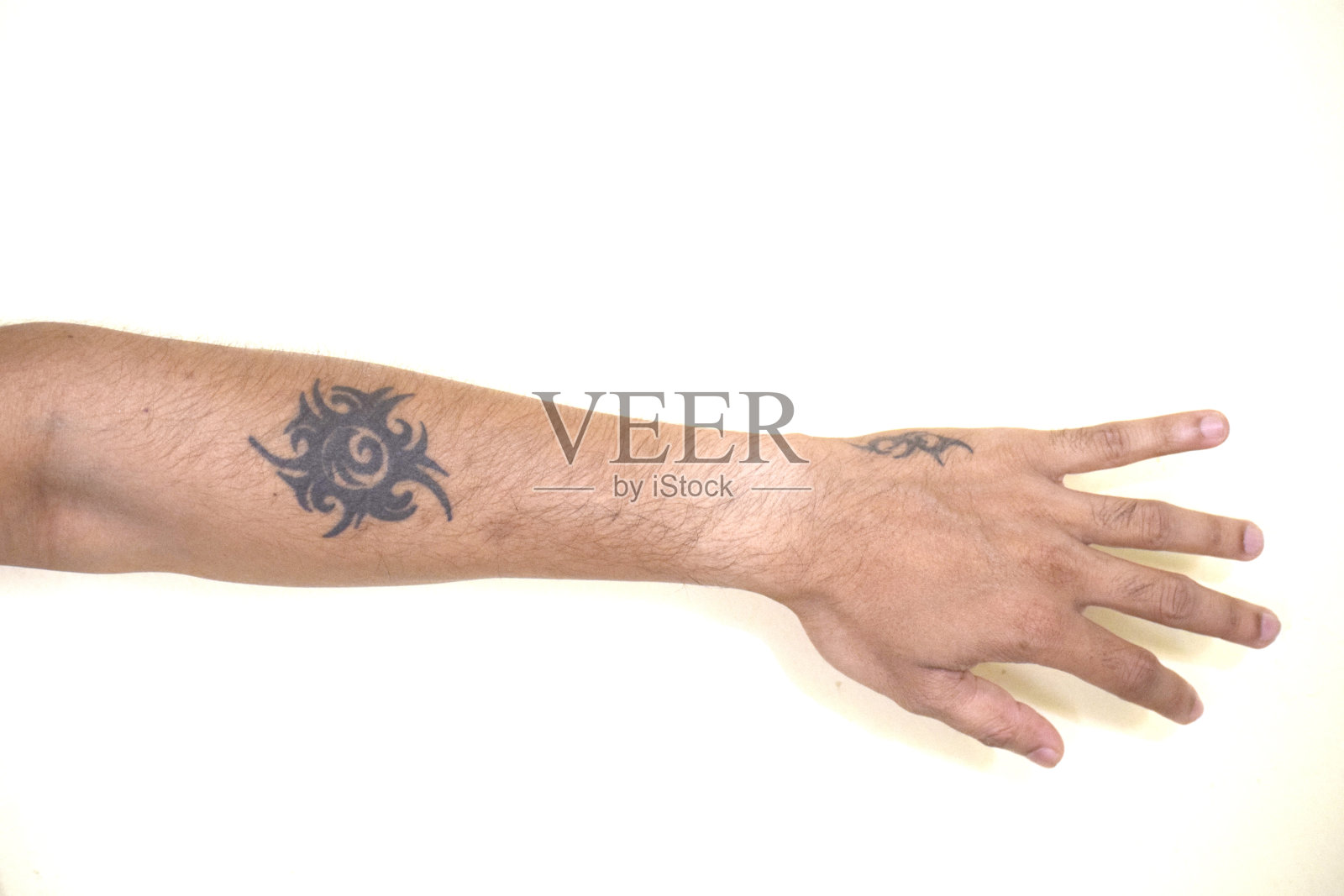 手臂上的部落纹身照片摄影图片