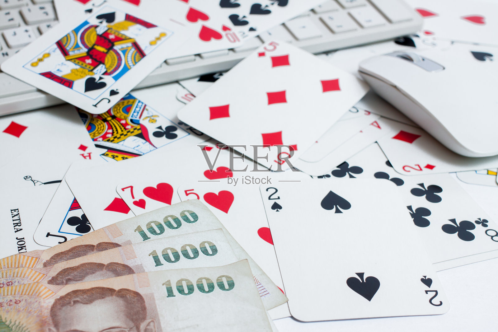 电脑键盘和智能手机上的卡片。online c的概念照片摄影图片