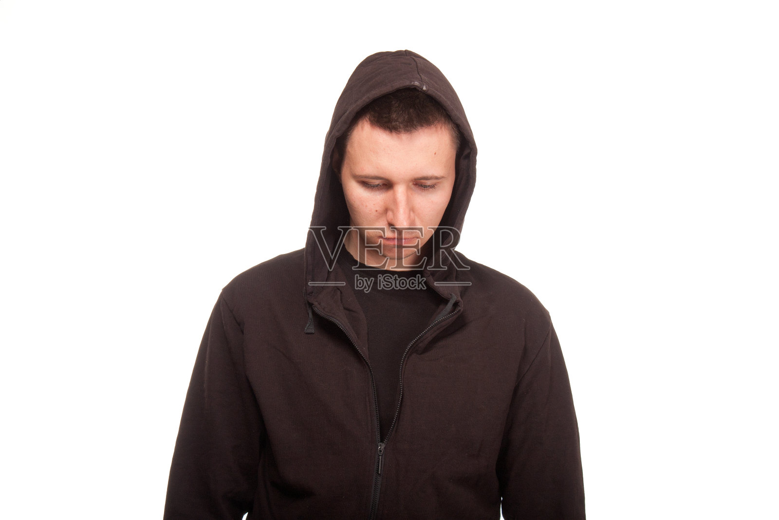 穿连帽衫的年轻男人低头照片摄影图片