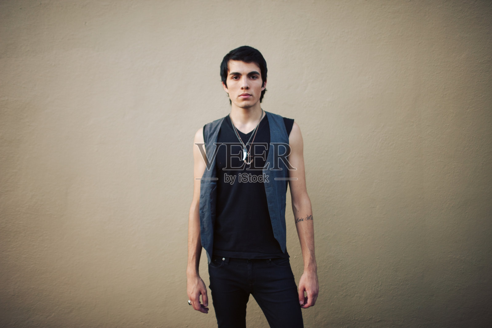 穿马甲的人照片摄影图片