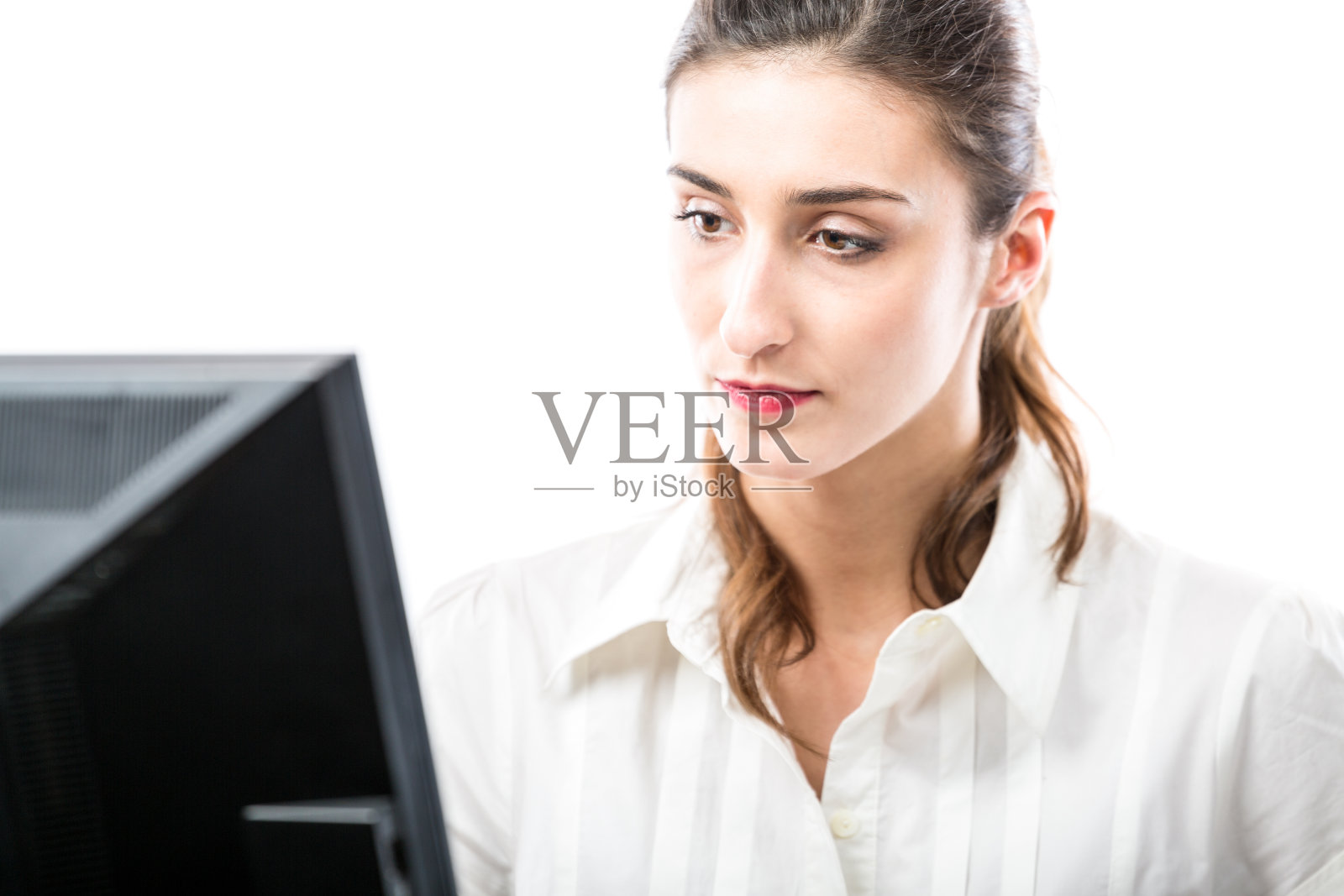 在电脑上工作的漂亮女人照片摄影图片