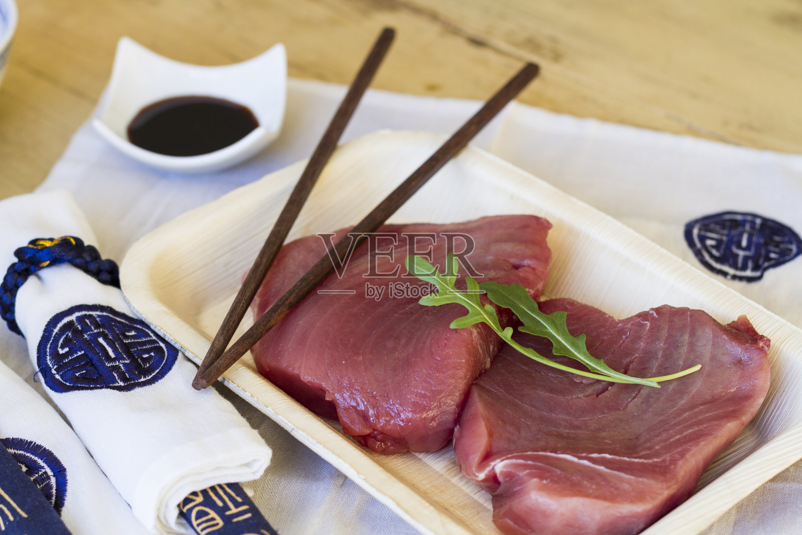 红金枪鱼配酱油和中式装饰照片摄影图片