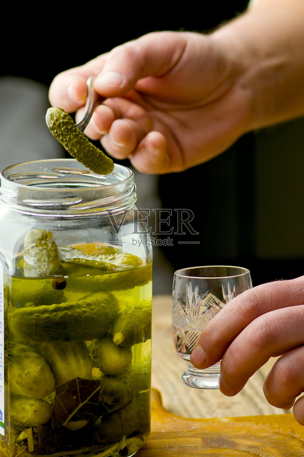 叉子上的腌黄瓜照片摄影图片