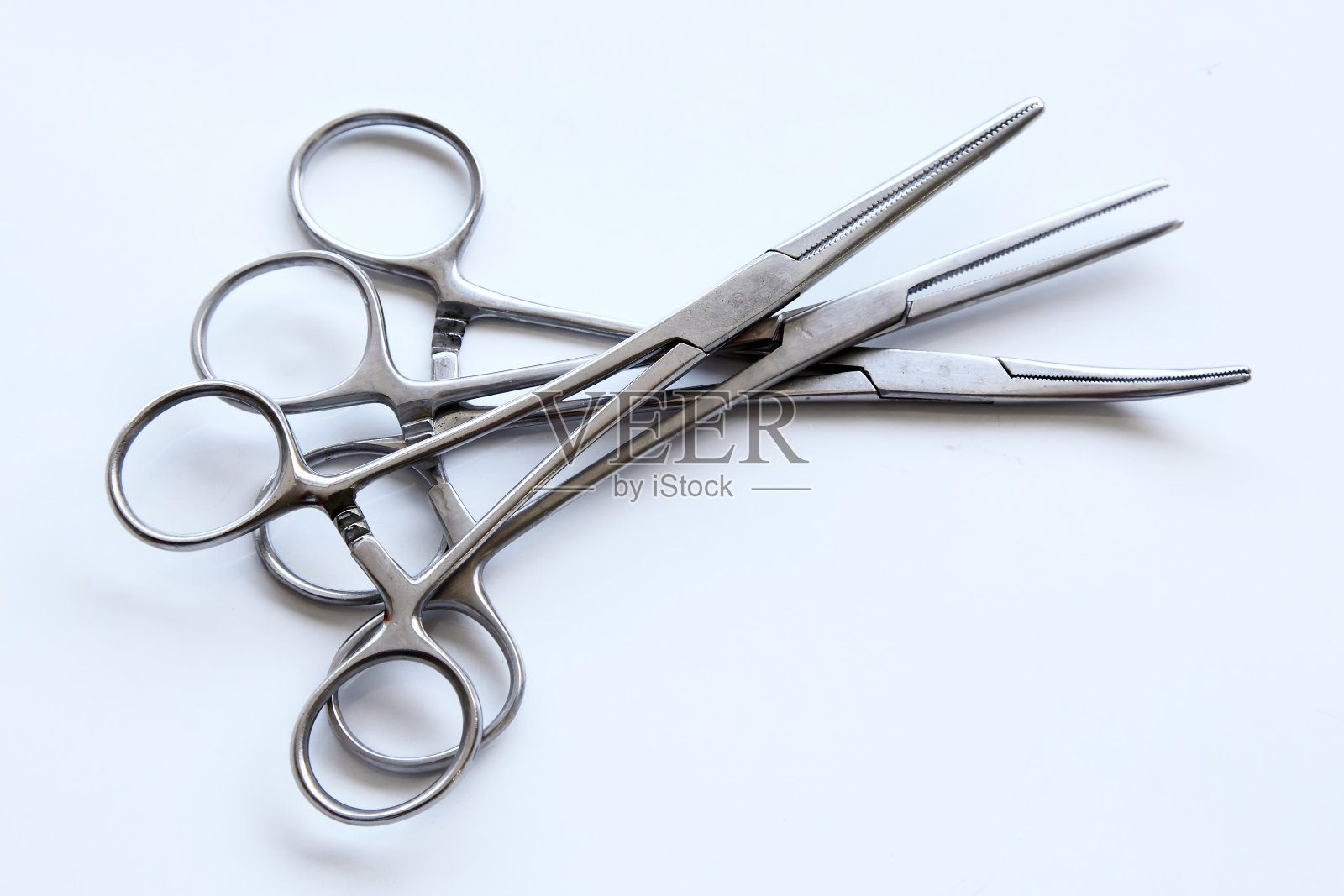 医疗工具被隔离在白色区域照片摄影图片