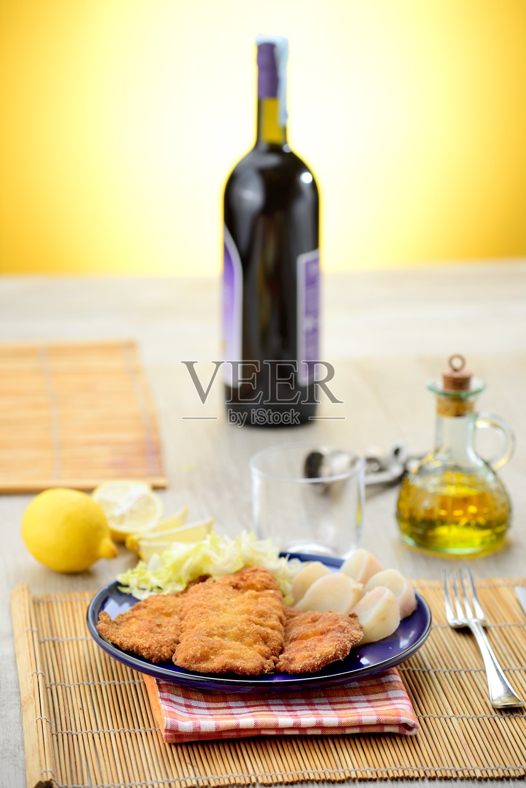 炸肉排和蔬菜照片摄影图片