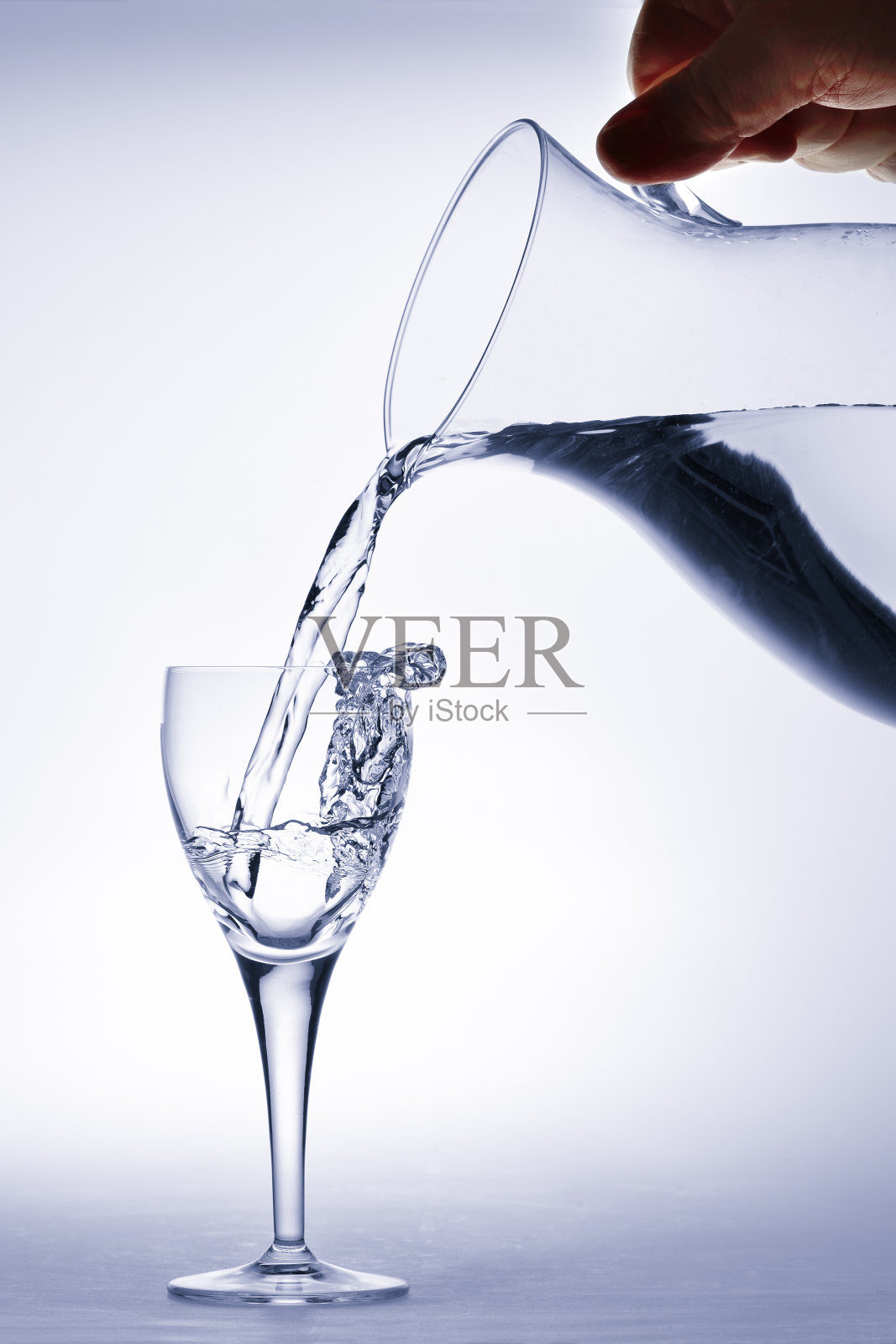 水壶把水倒进玻璃杯里照片摄影图片