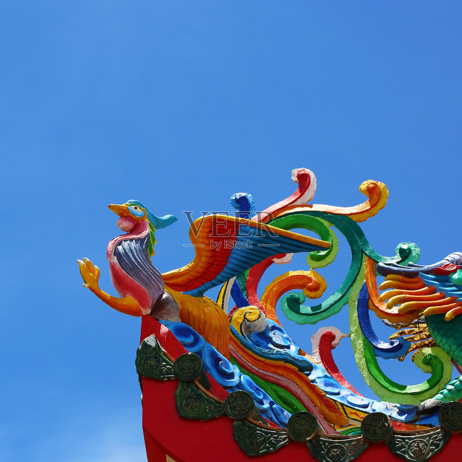 中国寺庙屋顶上的鸟像照片摄影图片