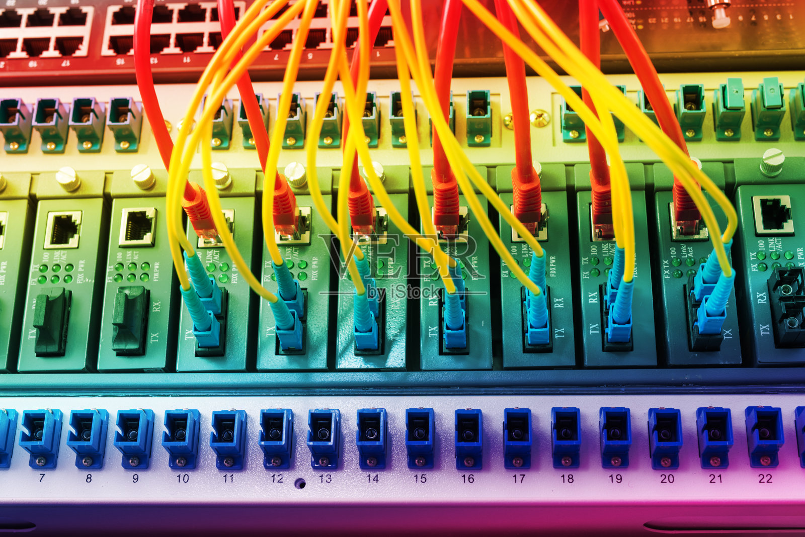 光纤电缆和UTP网络电缆照片摄影图片