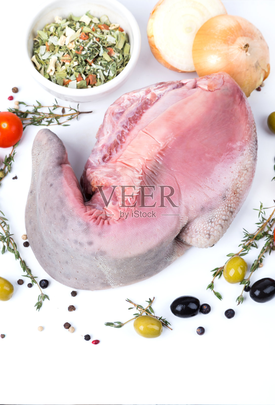 生的生舌，配上调味料照片摄影图片