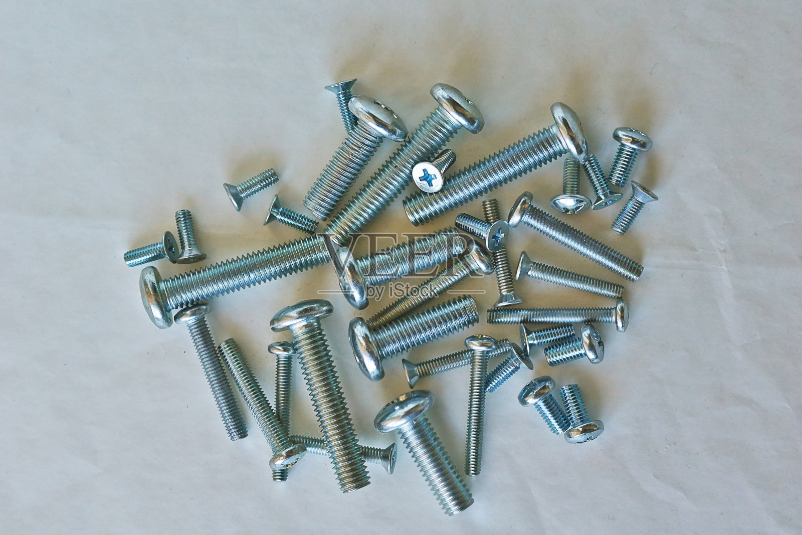 金属结构用铁螺钉。照片摄影图片