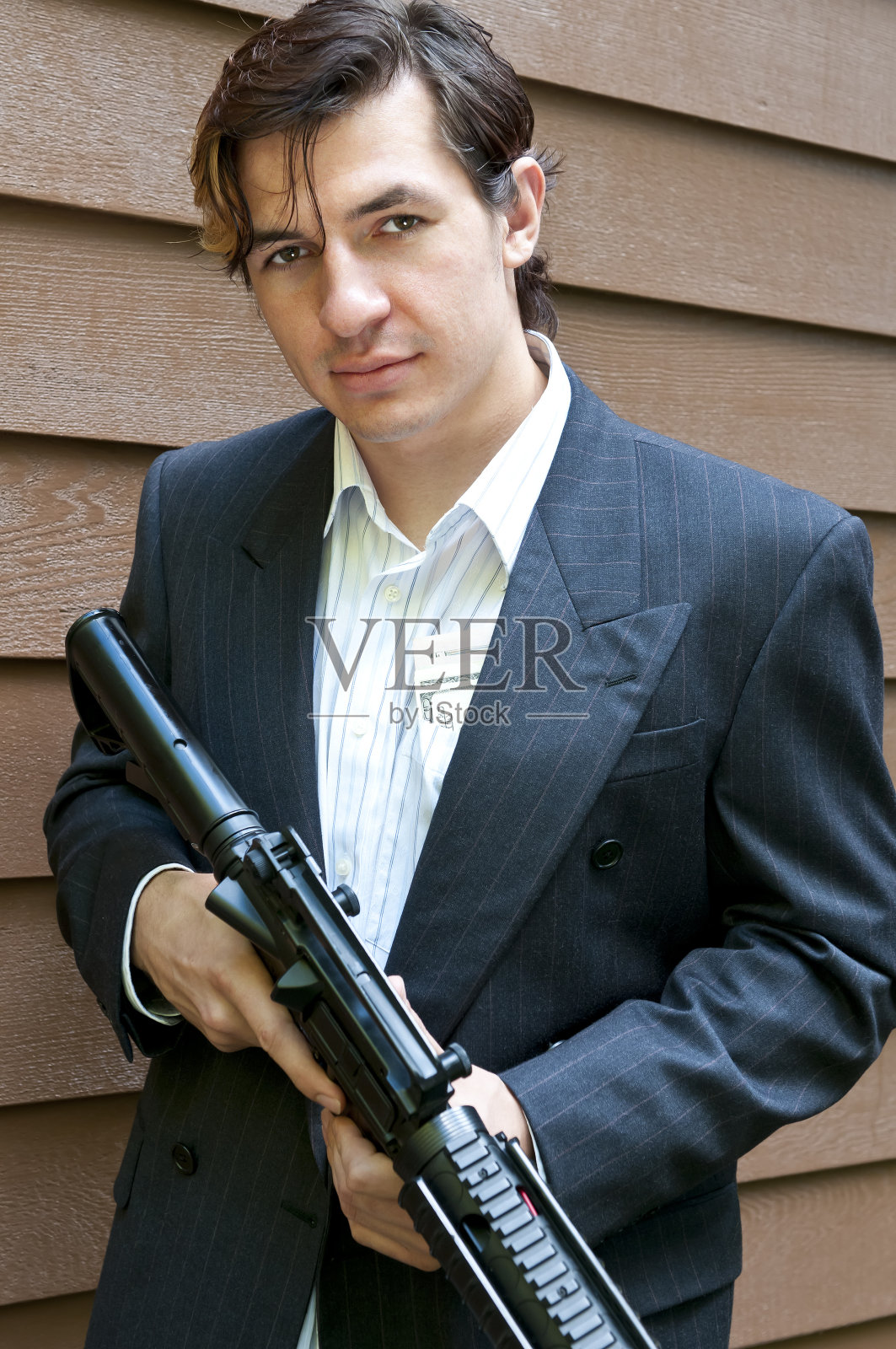 穿着西装拿着机关枪的歹徒- V照片摄影图片