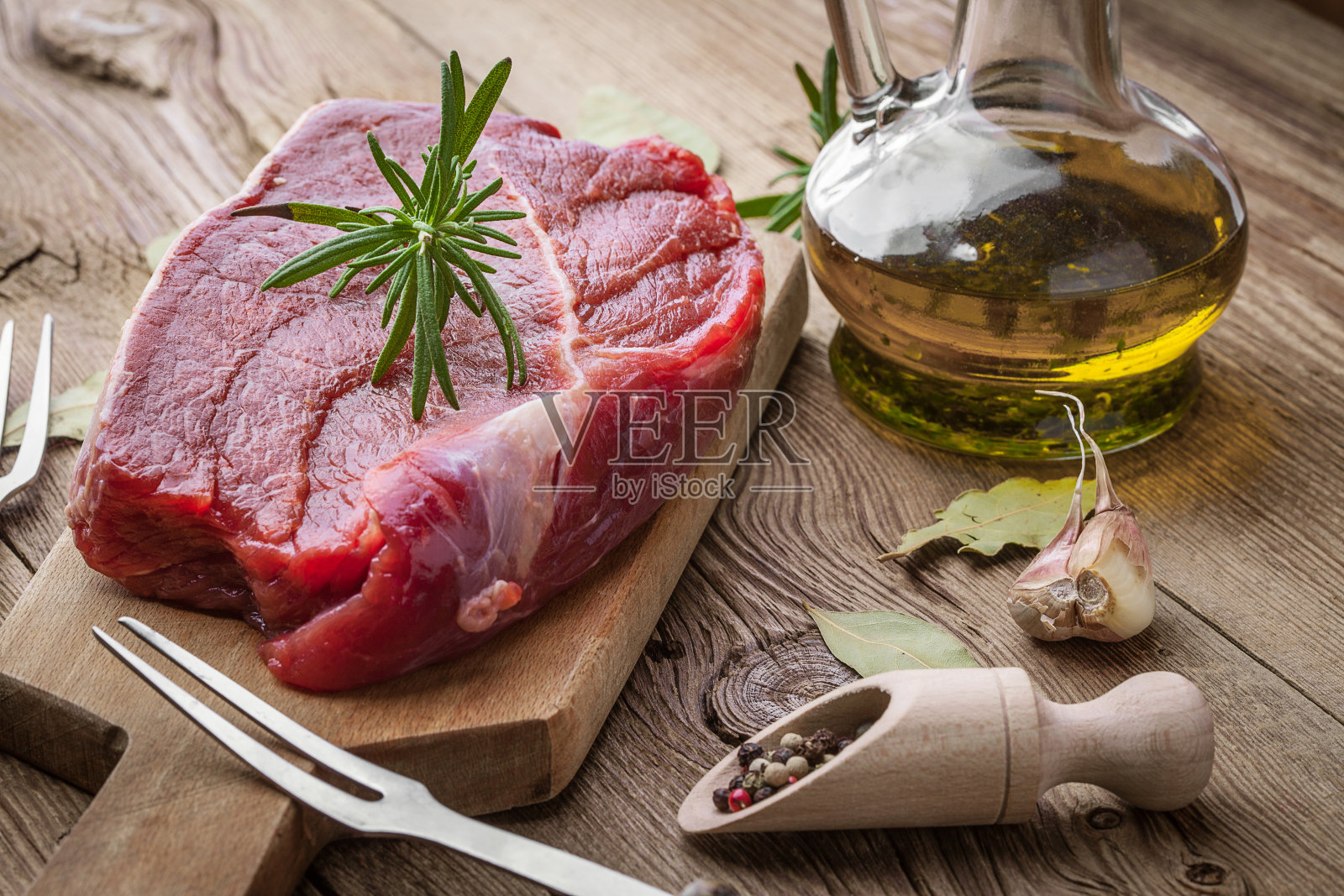 生牛肉。照片摄影图片