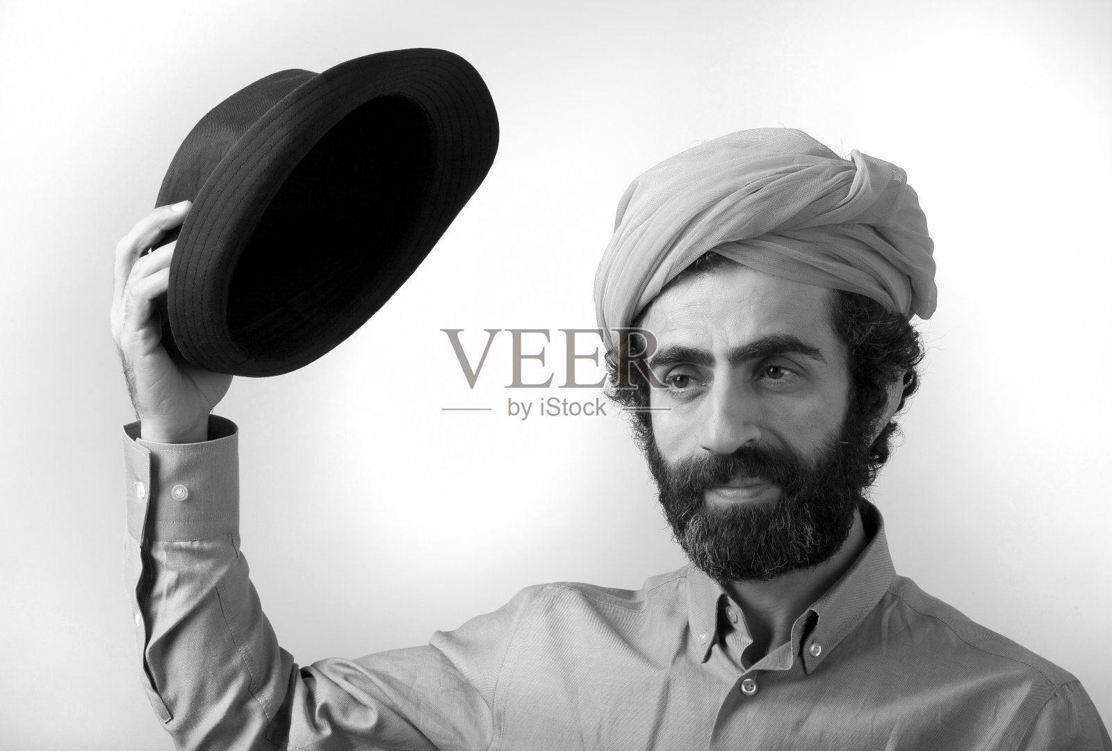 拿着帽子的男人。照片摄影图片