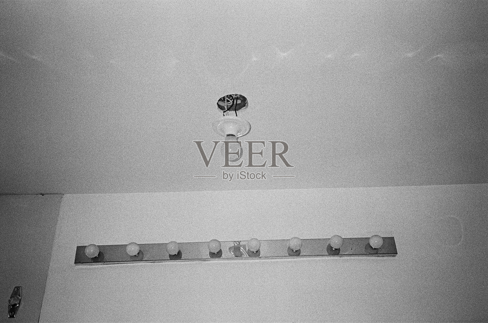 悬挂的灯泡照片摄影图片