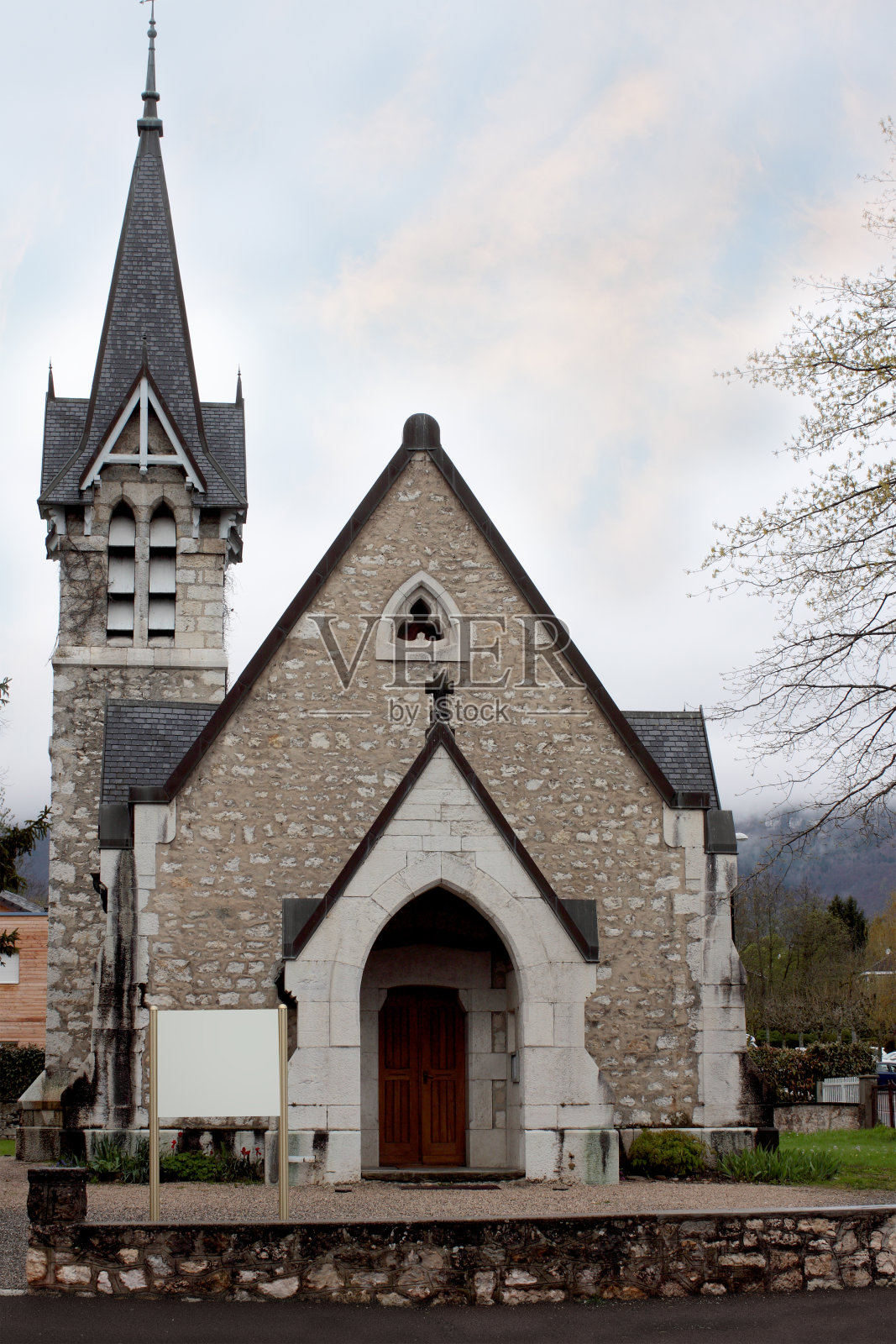 哥特式风格的小天主教教堂照片摄影图片