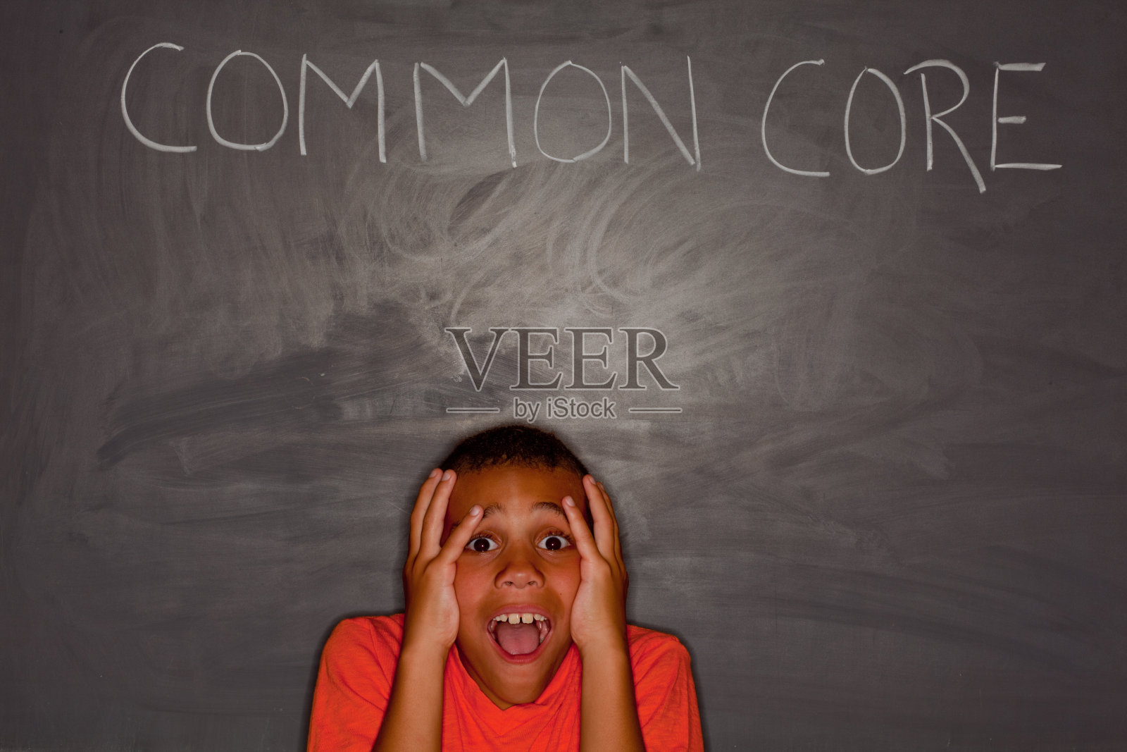 小学男孩在黑板前用“共同核心”照片摄影图片