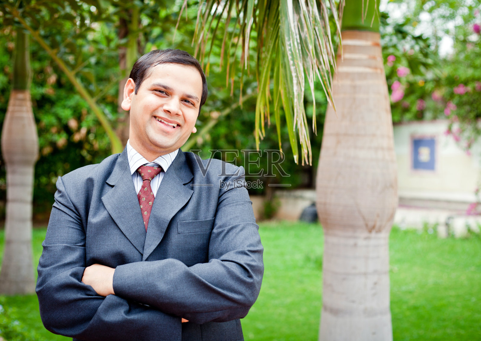 一个自信的年轻开朗的印度企业商人的户外肖像照片摄影图片