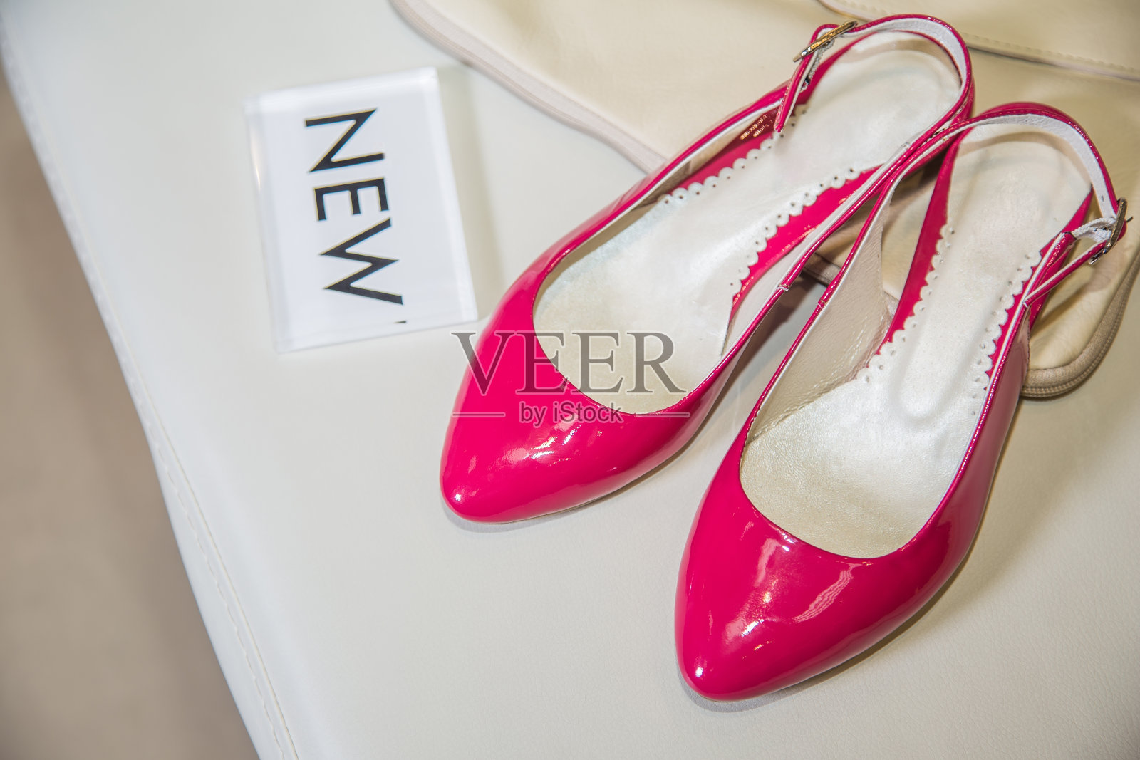 亮粉色凉鞋，女式皮鞋照片摄影图片