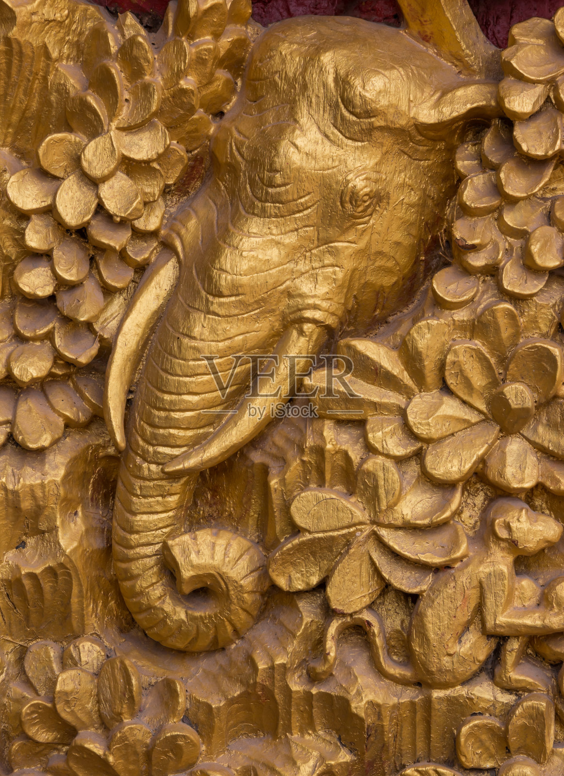 佛像教堂门上的金色木雕象照片摄影图片