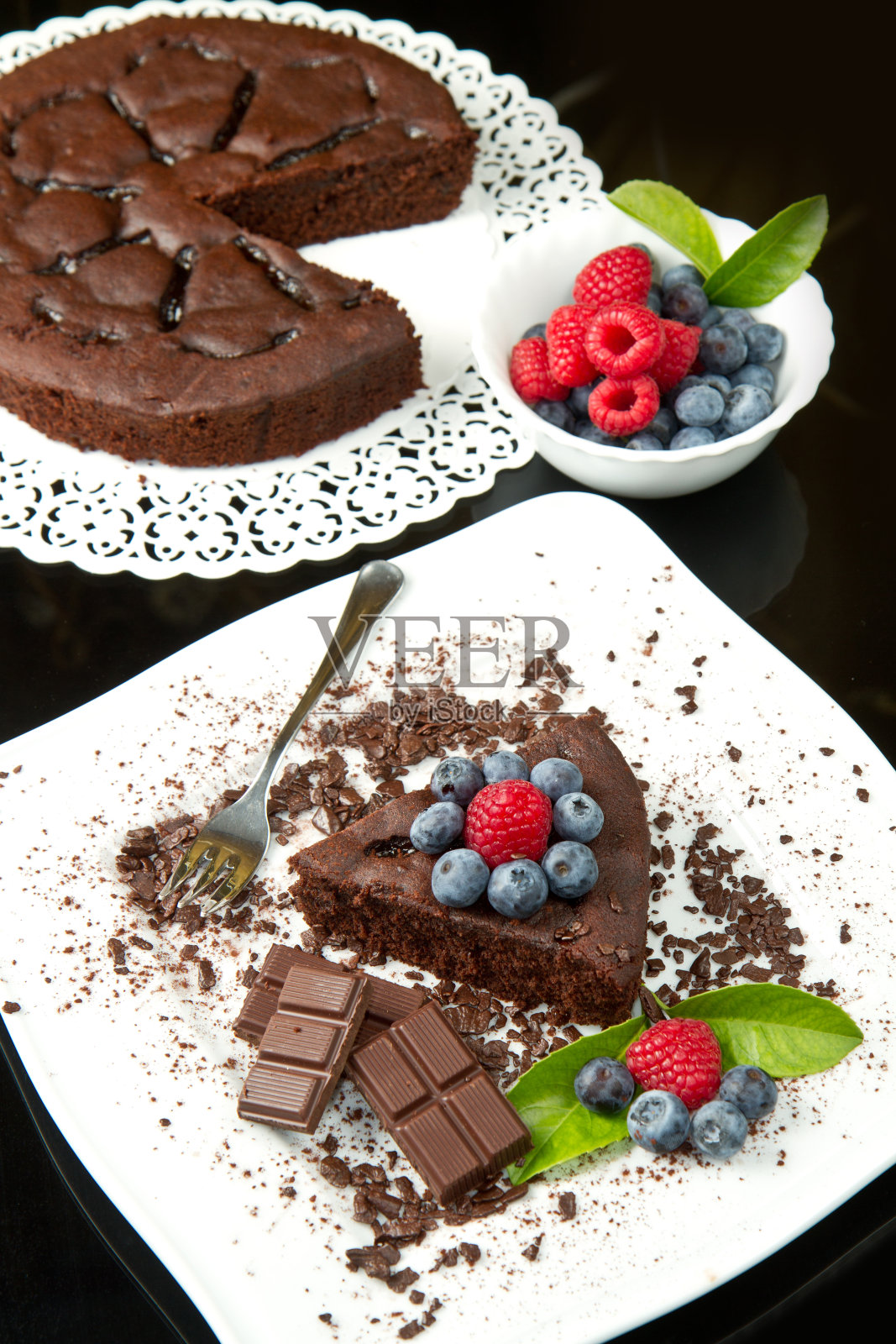 新鲜浆果巧克力蛋糕照片摄影图片