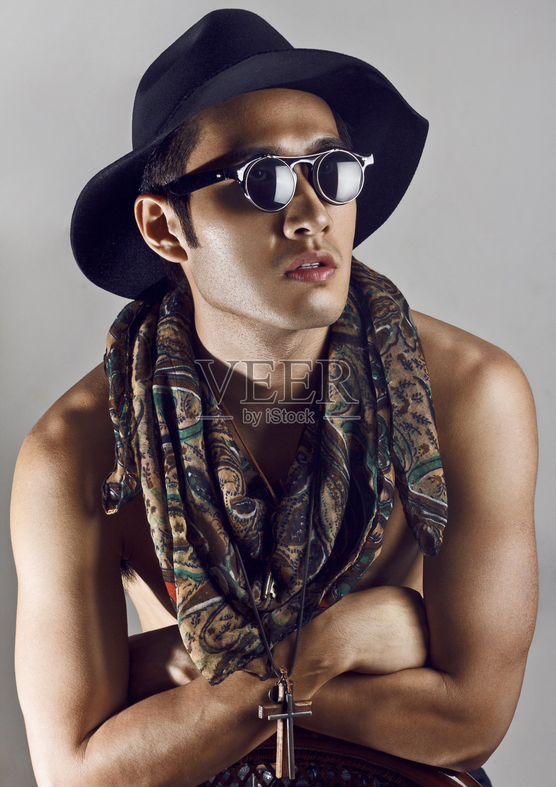 英俊的中国男人撒哈拉风格照片摄影图片