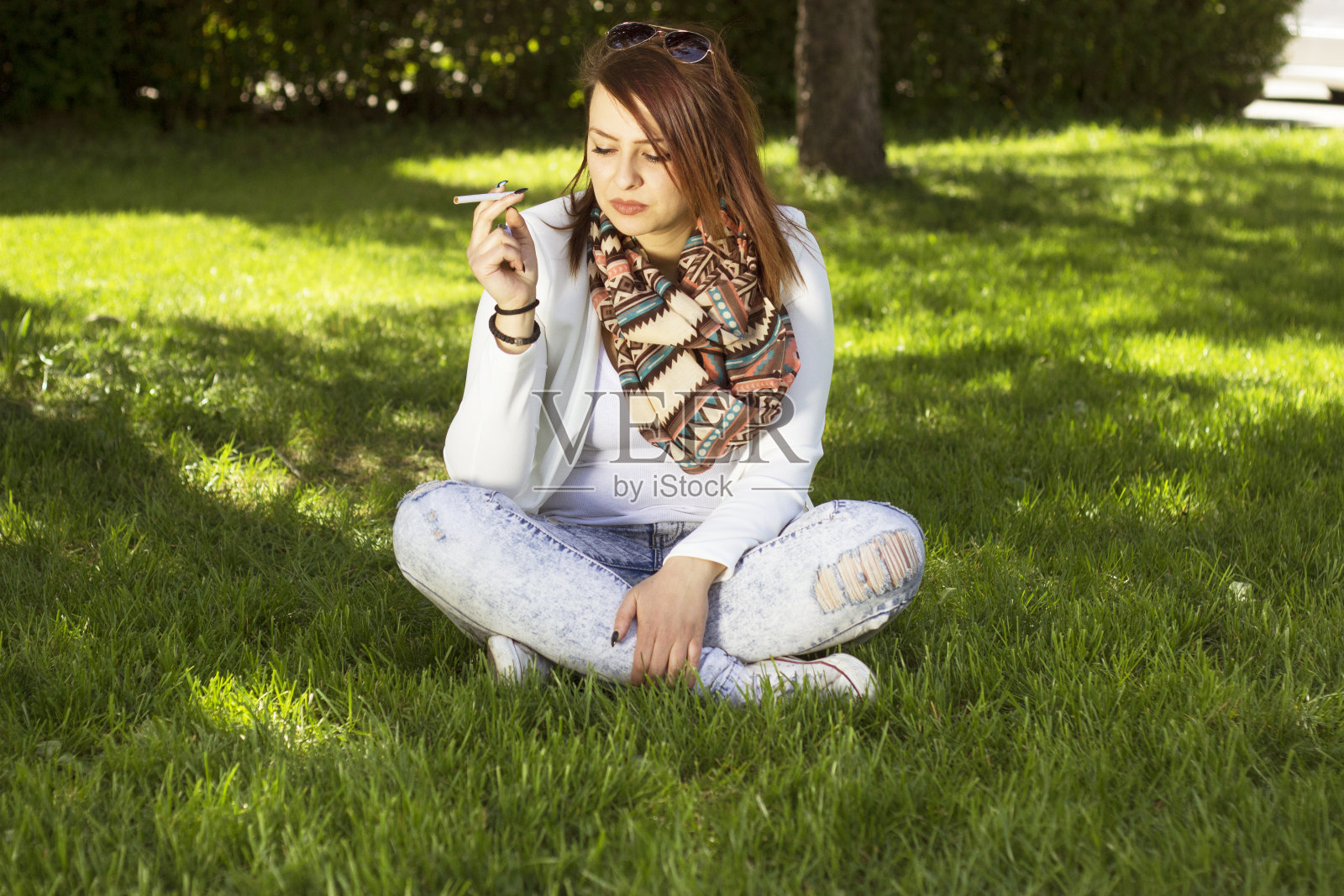 漂亮的年轻姑娘抽烟照片摄影图片