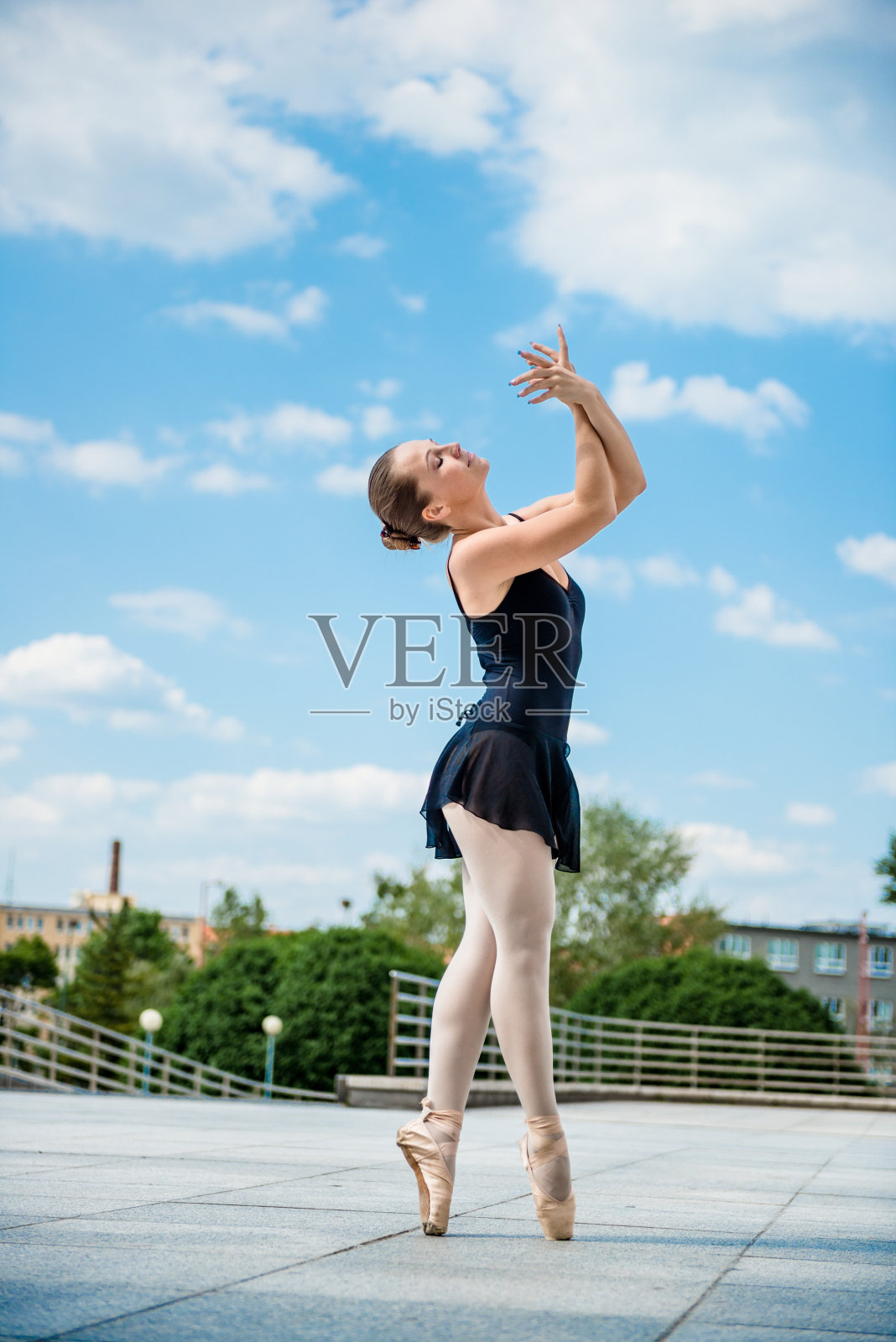 户外舞蹈的芭蕾舞者照片摄影图片