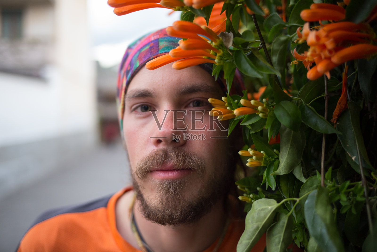 欧洲游客在西藏的山区照片摄影图片