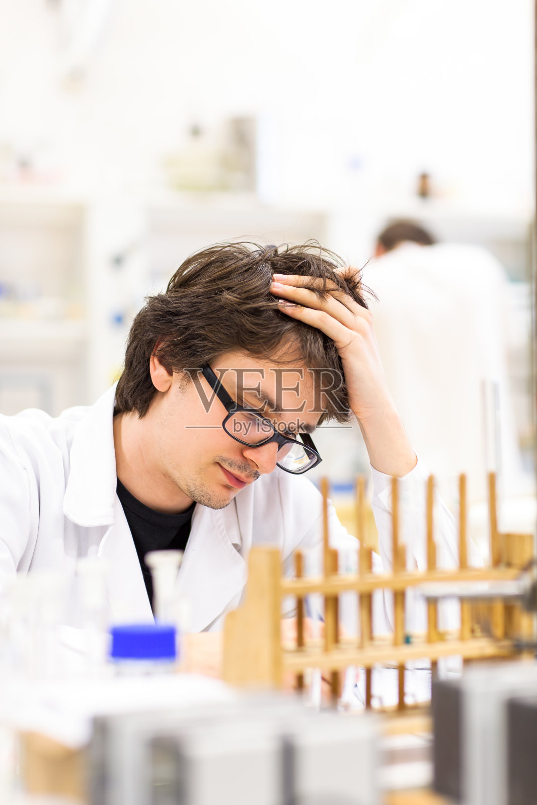 从事科学研究的男性研究员照片摄影图片