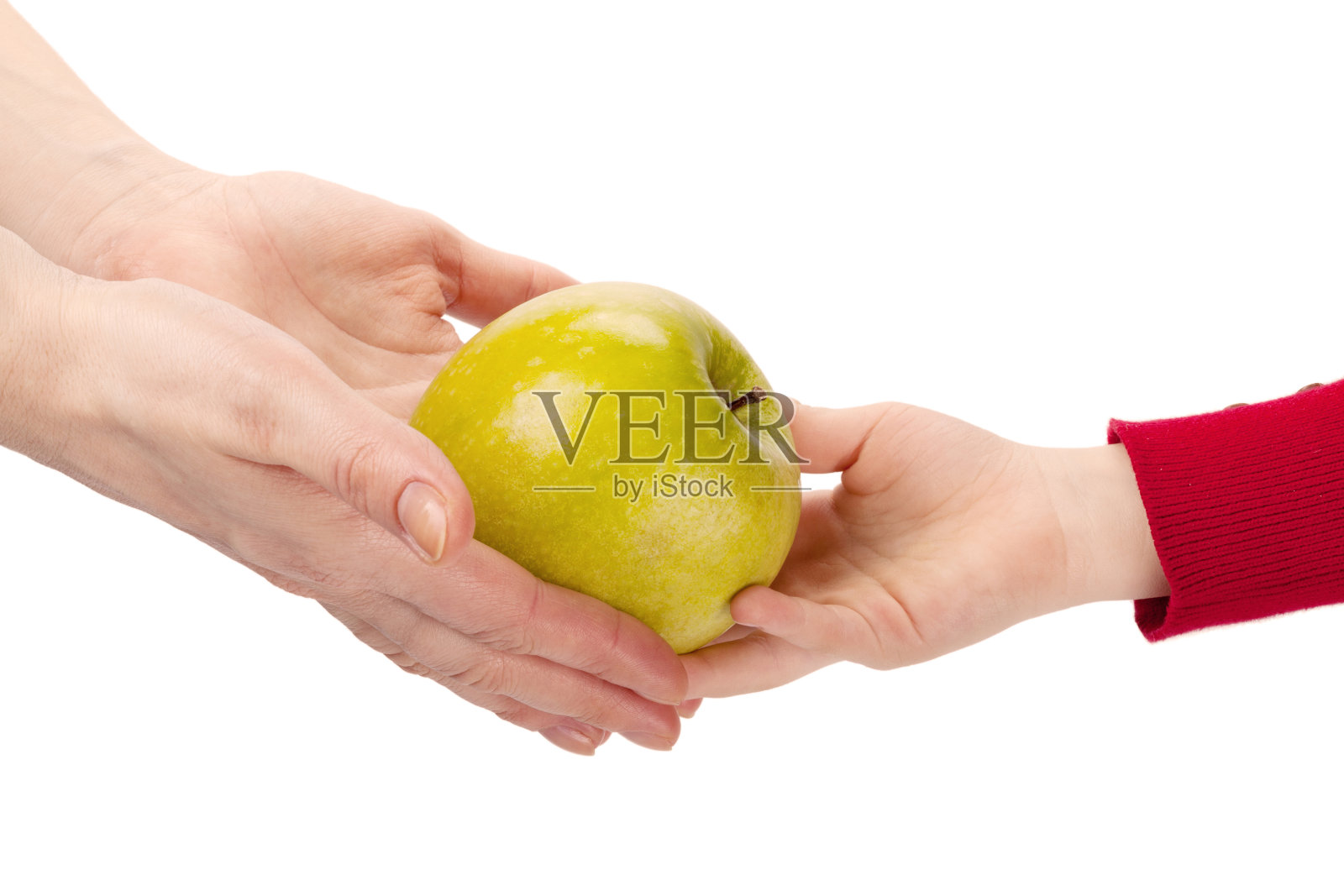 母亲把苹果传给孤立在白色上的孩子照片摄影图片