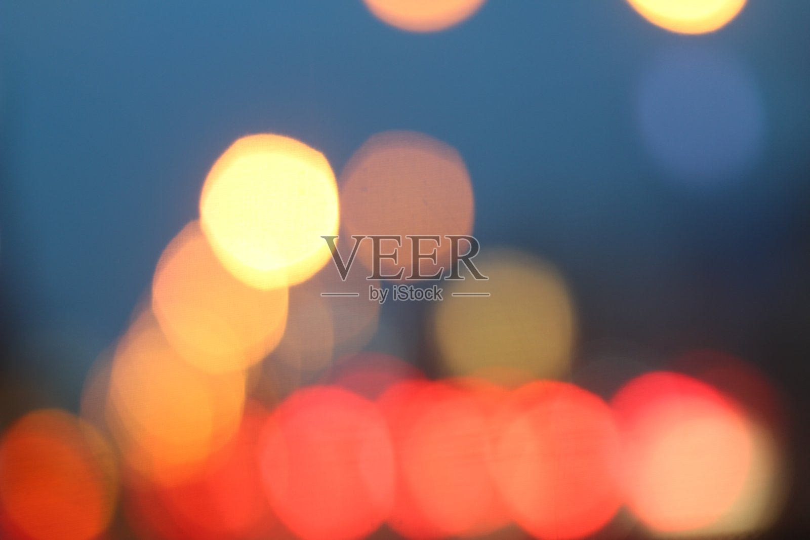 晚上在城市里看不清汽车照片摄影图片