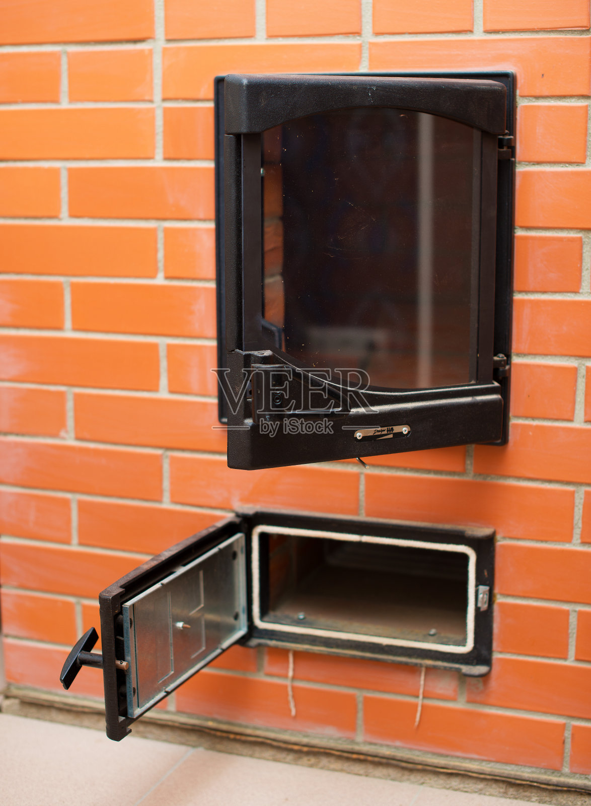 打开带有烟灰缸的红砖烤箱。照片摄影图片