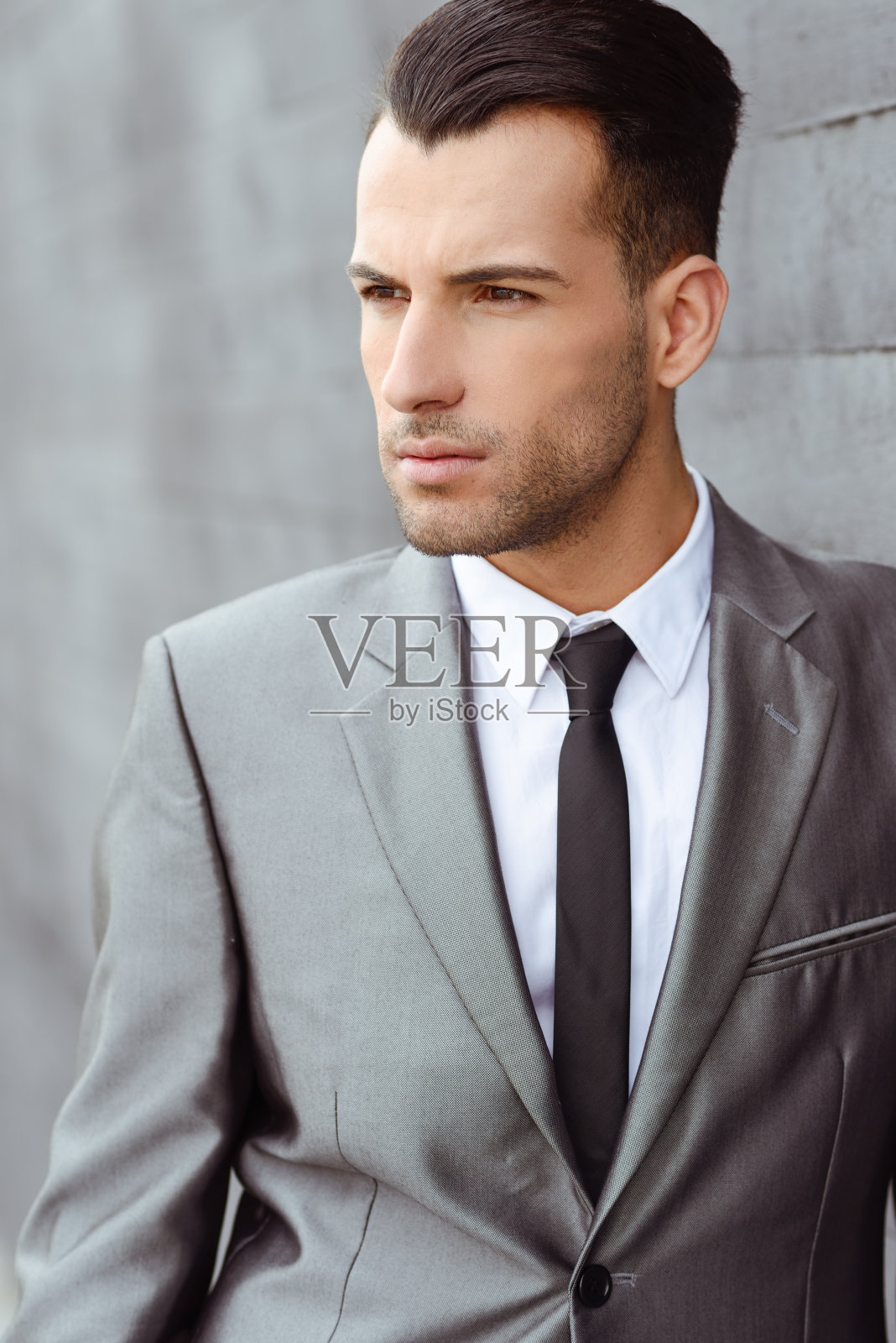 办公大楼附近的年轻商人照片摄影图片