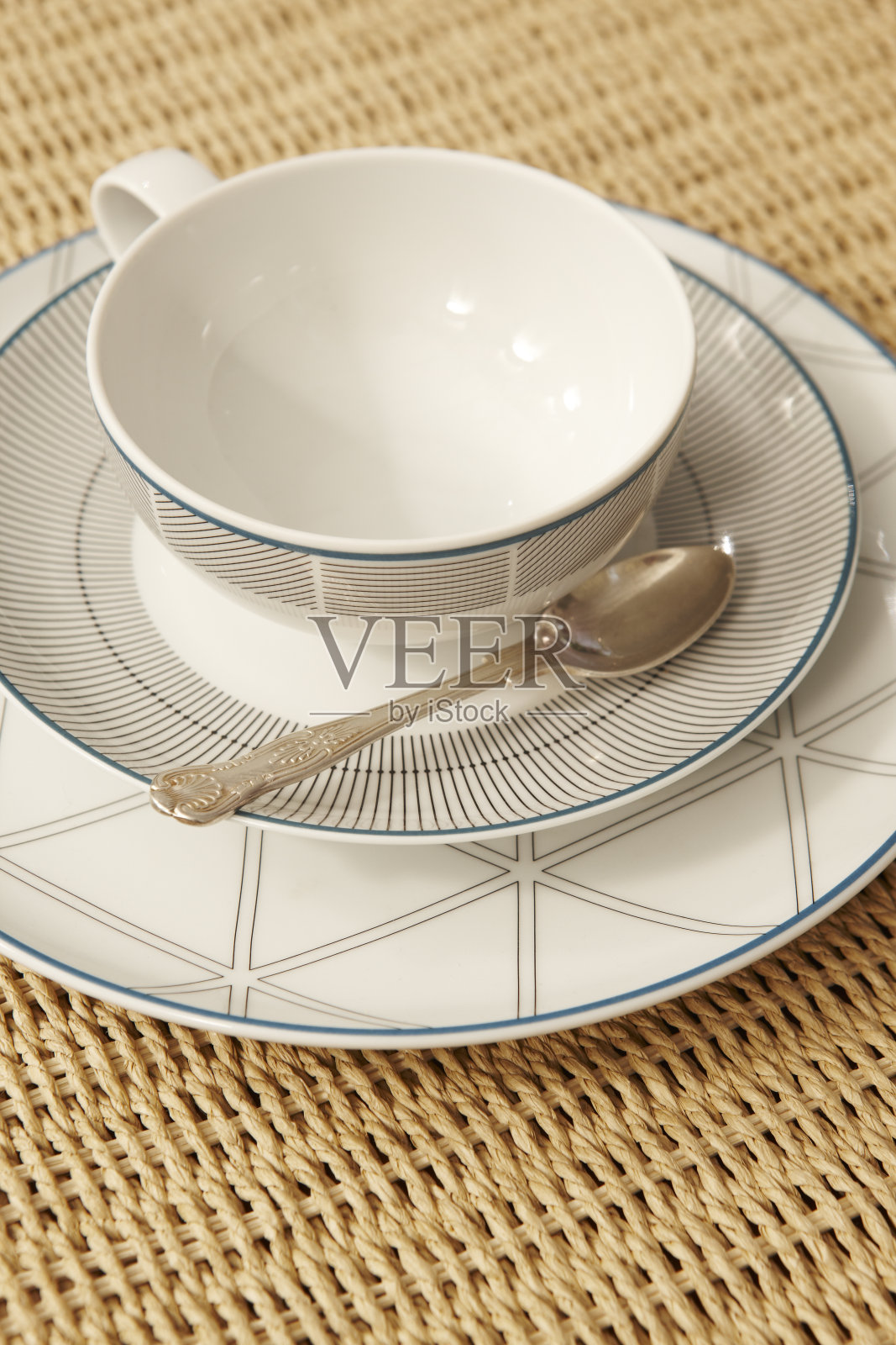 复古的茶或咖啡杯与桌布和勺子的细节照片摄影图片