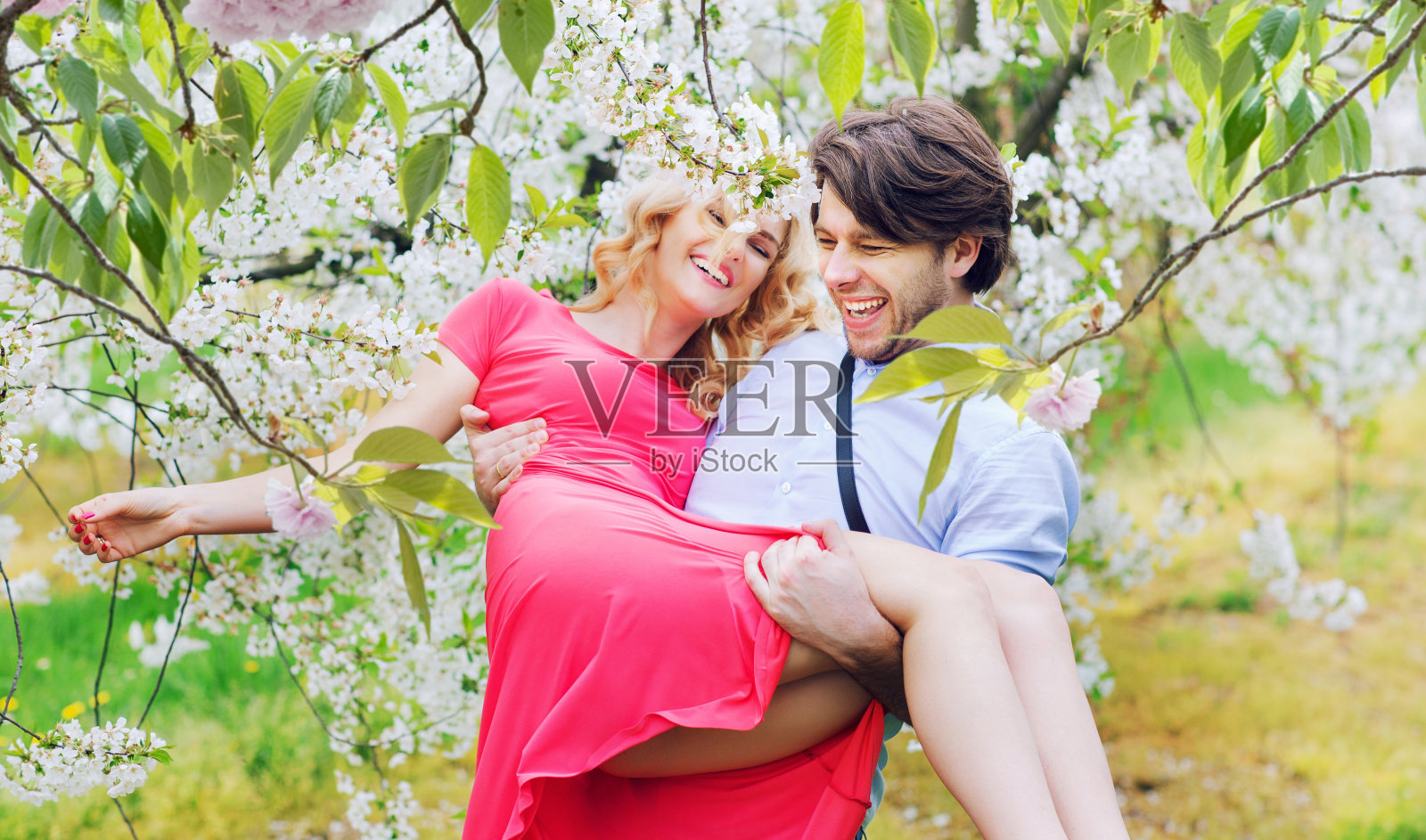 甜蜜的情侣在芬芳的果园里照片摄影图片