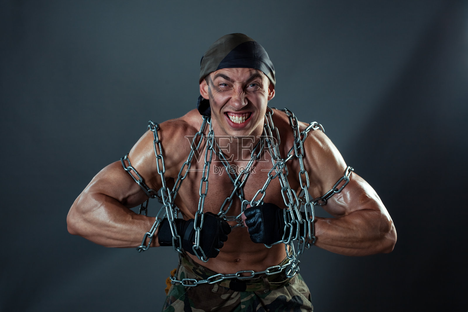 人扯断了链子。照片摄影图片