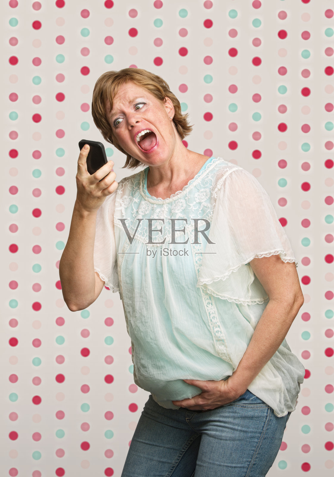 孕妇对着电话大喊大叫照片摄影图片