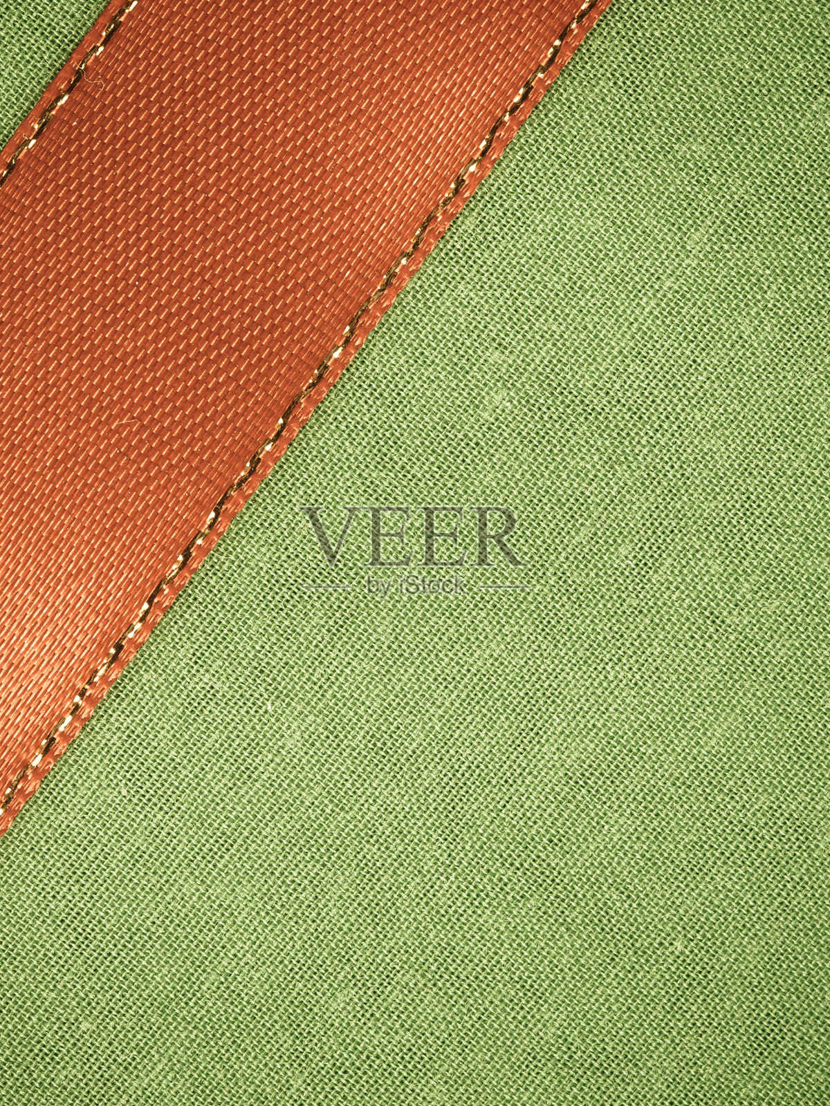 红色丝带上的绿色织物背景与复制空间。照片摄影图片