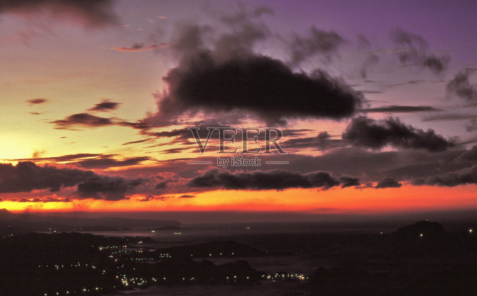 北岸，黄昏的海湾照片摄影图片