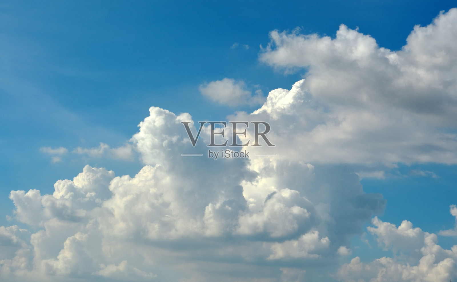 蓝天上的云朵照片摄影图片