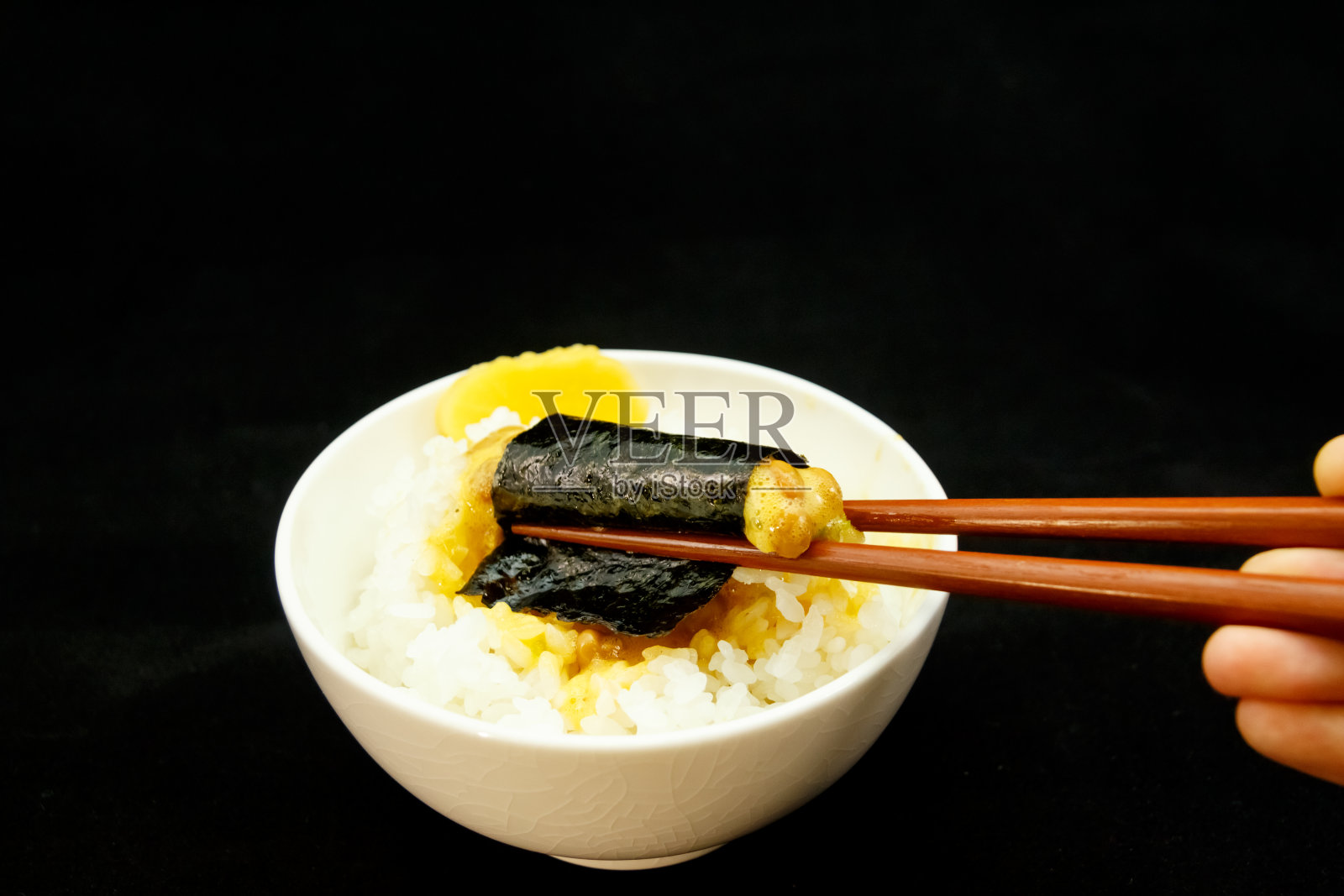 纳豆生蛋饭照片摄影图片