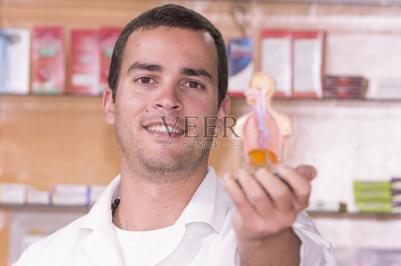 西班牙药剂师举着数字照片摄影图片